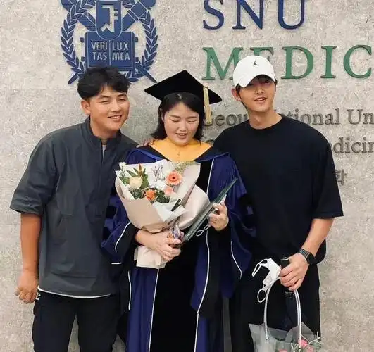 一口北京话说的特别溜;宋仲基是韩国著名大学成均馆大学王牌专业经营