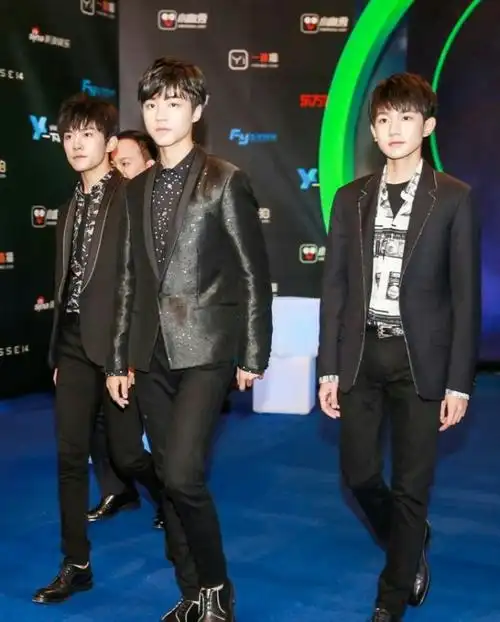 明星同人小说 易烊千玺之我在情深处等你吴磊你们聊的挺嗨,不要忘了我