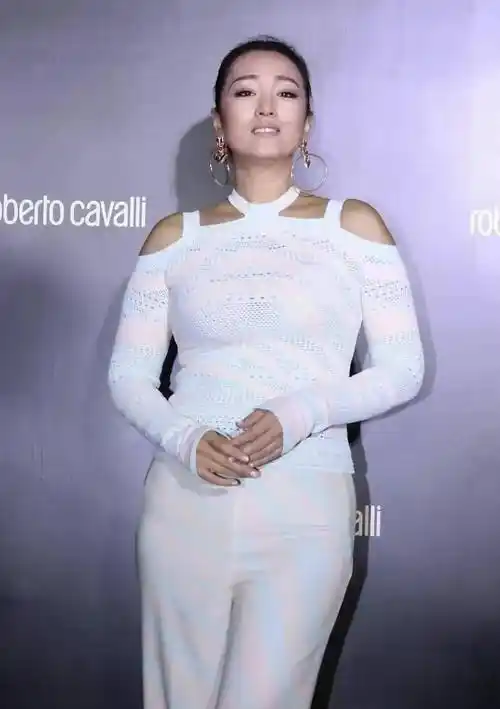 巩俐太自信了,身材健硕,穿"紧身衣",因为肚子肥肉而尴尬_白色_装饰