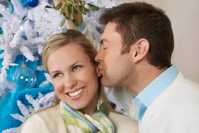 深色调亲吻妻子