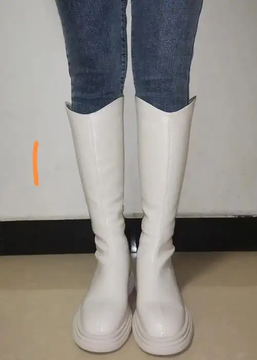 偏米白一点,紧一点,更加显瘦972号靴子,queenie家90138 纯白,鞋底