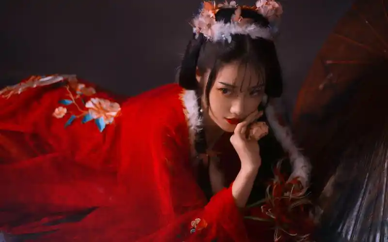 红裙古风美女高清桌面壁纸