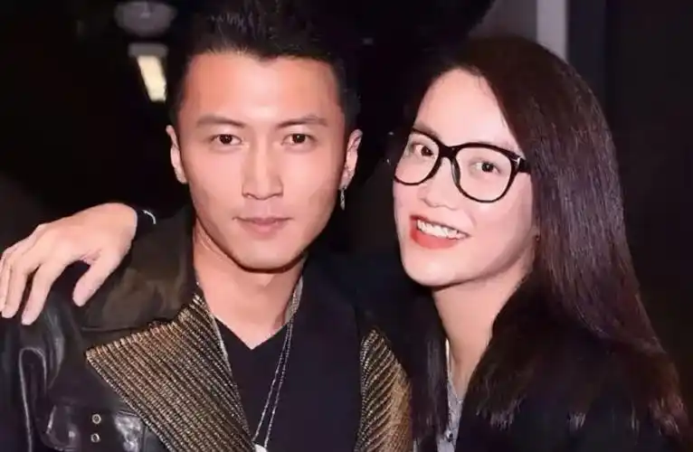 谢霆锋经纪人霍汶希受访宣布全家移居内地10岁女儿非常期待明星电影