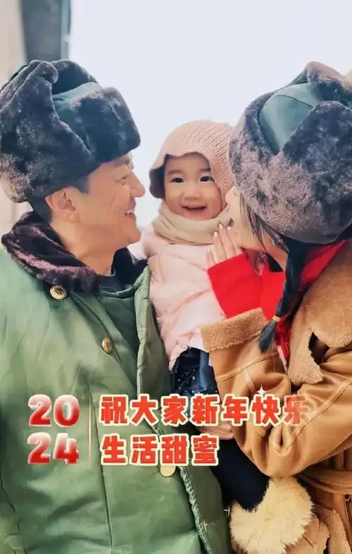 李亚鹏晒全家福女儿太像爹了网友这才是人生赢家