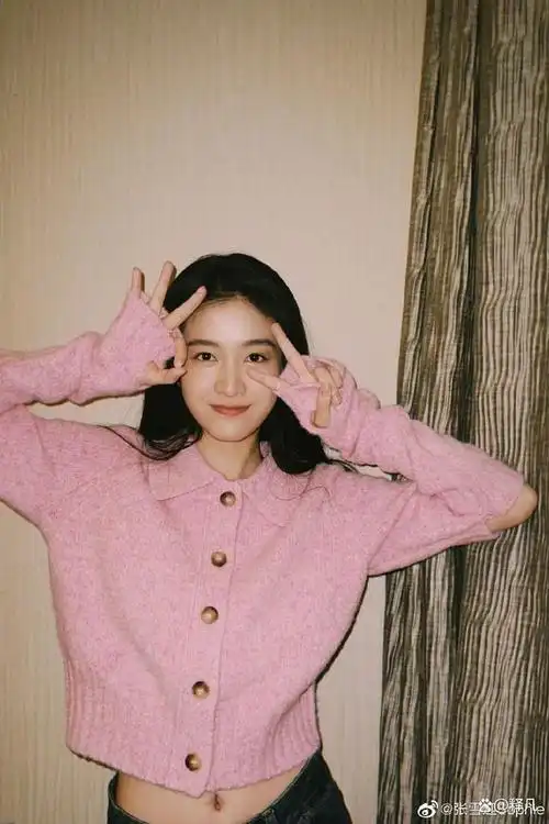 12月28日,著名女星张雪迎在微博分享美照,并配文:"阳康后瘦了!