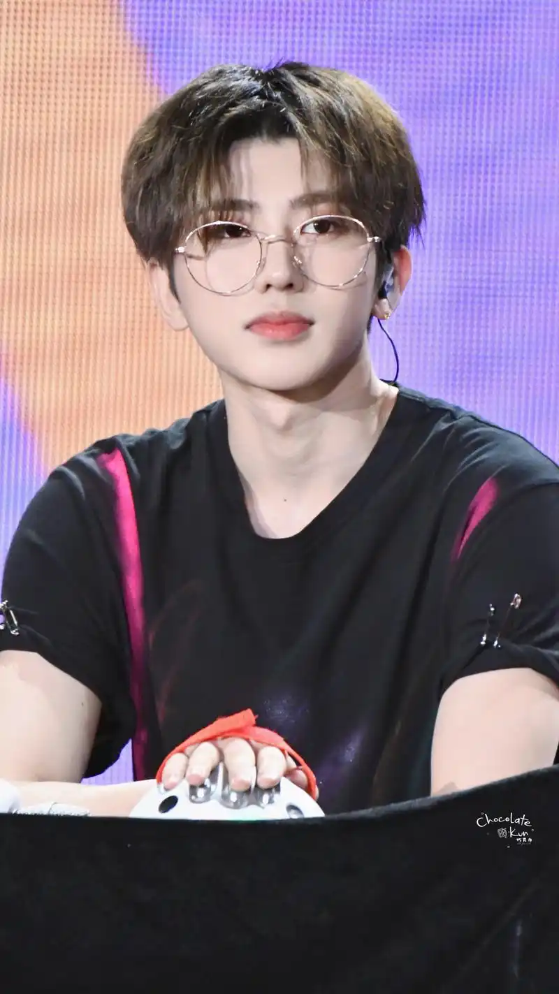 蔡徐坤金丝眼镜造型,百变风格样样迷人