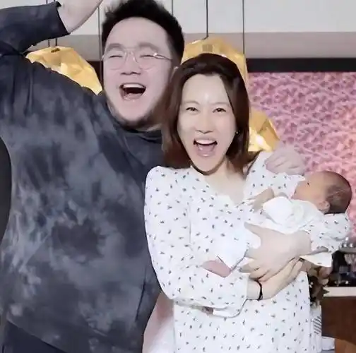 62岁宋丹丹祖孙三代全家福曝光,怀抱小孙子面容和蔼,感觉只有四十多岁