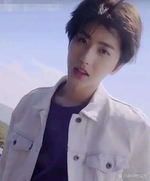 蔡徐坤"女友视角"拍照,凑近时故意关掉美颜,生图帅回两年前!