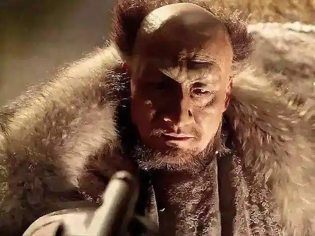 俗话说得好:"两腮无肉不可交",后半句所说的,才是真正的狠人