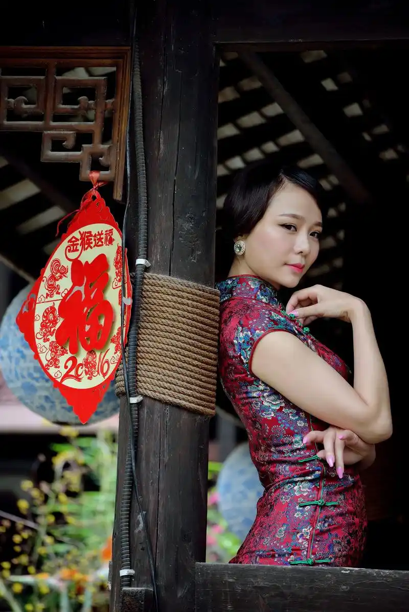 人像外景摄影:旗袍淑女,云想衣裳花想容,春风拂槛露华浓