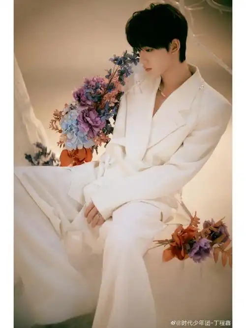 我滴神论丁程鑫白色西装的适配度