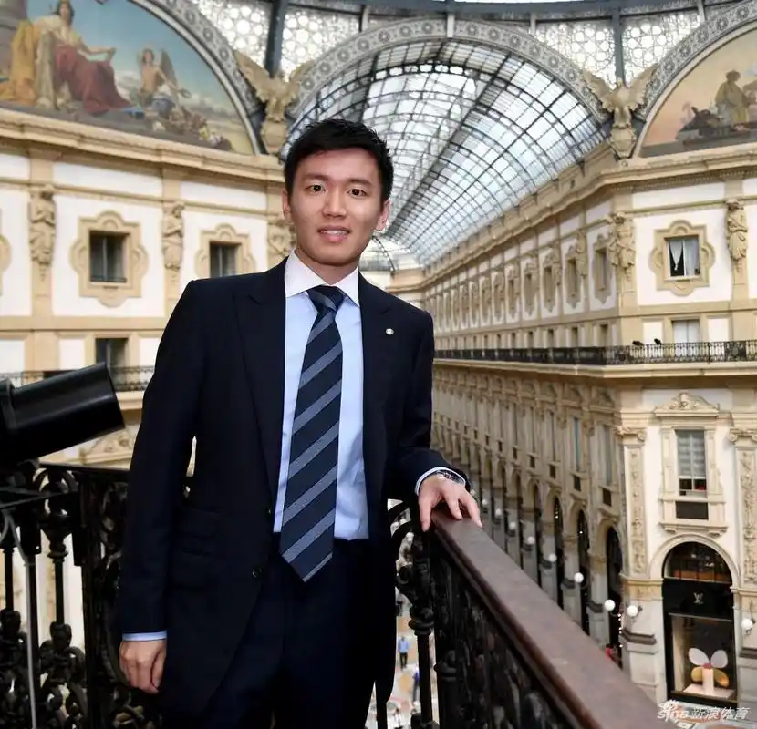 张康阳和国米高层共进晚餐!苏宁少帅年轻有为,率国米打出新高度