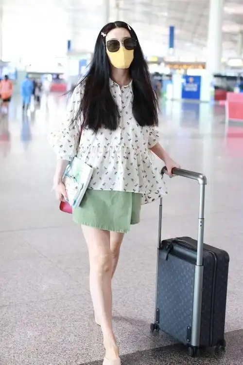 范冰冰高调走机场穿背带裤元气满满摘掉口罩红唇美艳