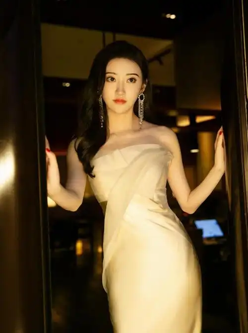 景甜才是天使面孔魔鬼身材一袭金色抹裙丰满大气高贵脸太迷人