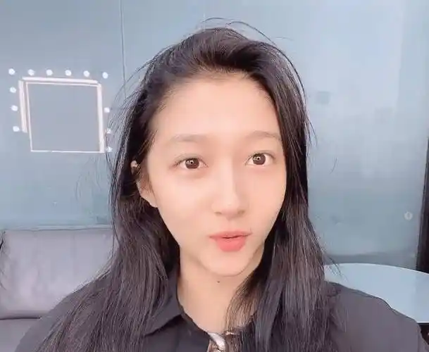 关晓彤素颜录视频,怼脸拍不小心暴露真实颜值,假发片更加抢眼!