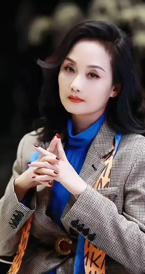 上海阔太专业户李颖色选靓丽发不过胸到老都优雅贵气