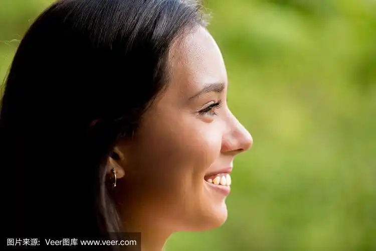 美丽的年轻女士侧面肖像微笑