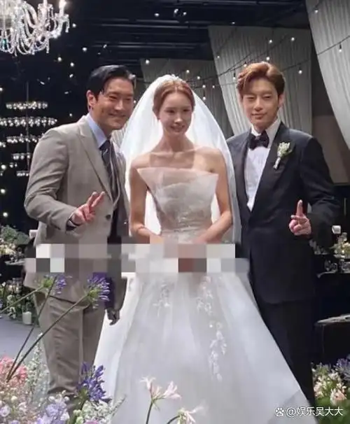 李多海婚礼内场的合影太惨烈,崔始源变得油腻沧桑,新娘变样了