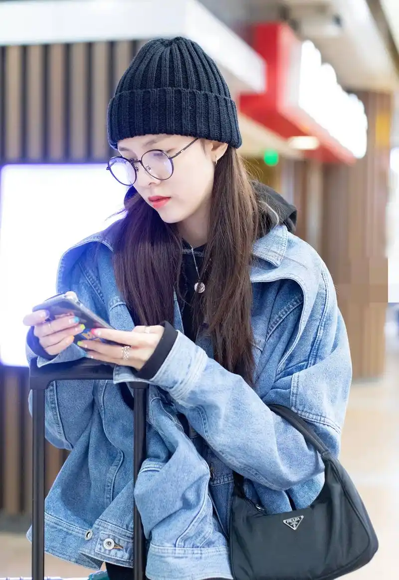宋妍霏机场亮相,牛仔外套搭出浓郁学生气,身材比例太完美!