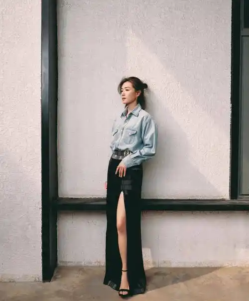 她的老公徐洪涛是个圈外人,职业的广告摄影师,她