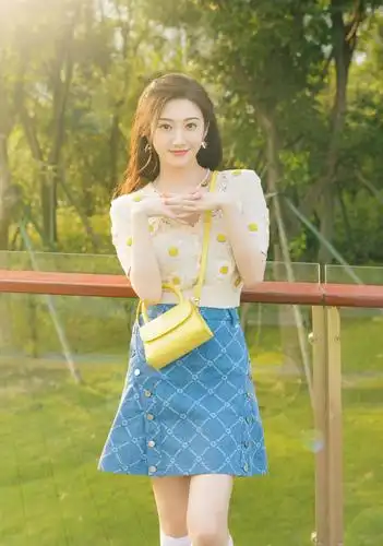 景甜分享夏日郊游写真 明媚阳光女友视角令人心动