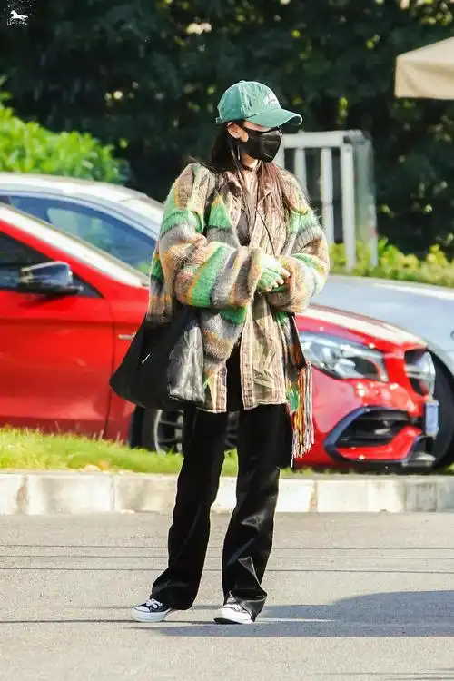 杨幂机场出发饭拍 绿色棒球帽搭配条纹开衫皮裤