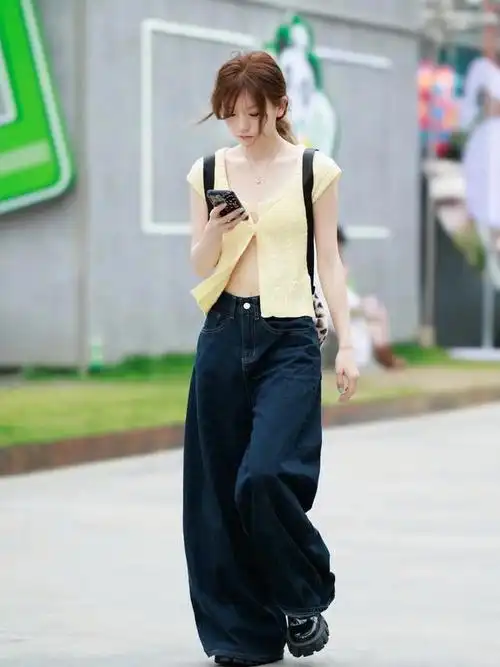 被成都街拍惊艳!满大街都是"短上衣 低腰裤",露小蛮腰好性感
