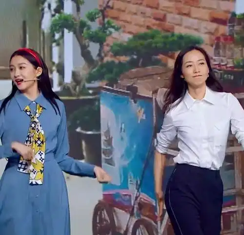 韩雪和小14岁关晓彤同台,看到她俩时装秀那一刻,气质差距很明显