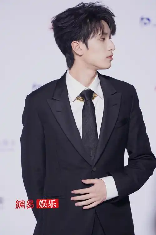 小易在现场##东方风云榜云现场#@时代少年团-严浩翔黑西装搭配黑链