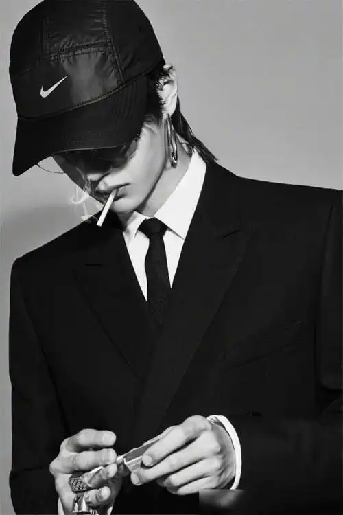 王一博黑色西装写真被疯传,看到他的抽烟造型,网友:a爆了!_网易订阅