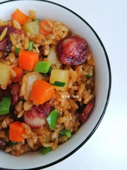 懒人必备的电饭煲焖饭土豆香肠焖饭巨好吃