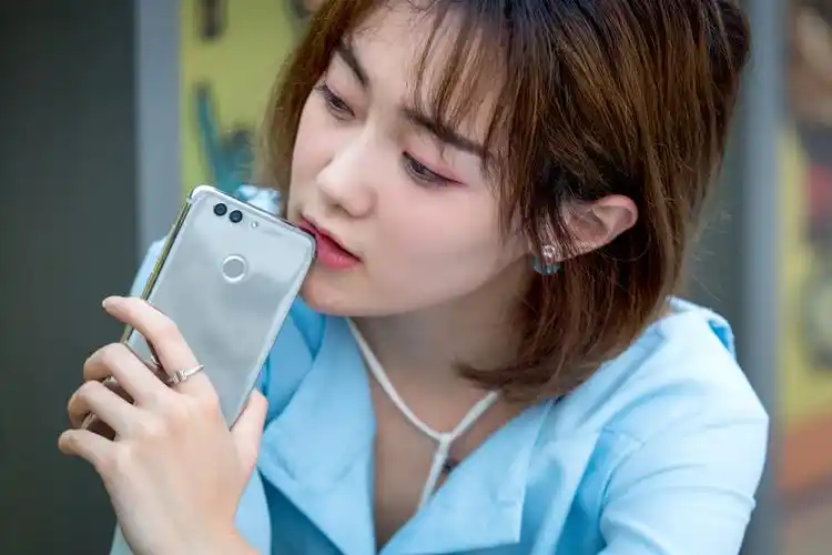 七夕节撩妹利器华为nova2plus魔镜版美女街拍