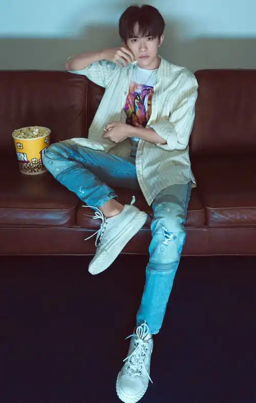 易烊千玺穿搭 giuseppezanotti 运动鞋出境新歌 《我的朋友》封面-美