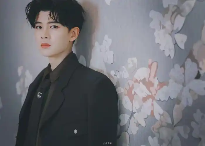 任嘉伦壁纸:路途再遥远,有你在一点也不孤单