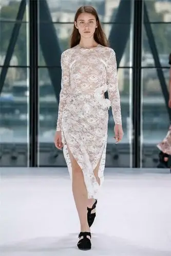 犹抱琵琶半遮面,本季秀场十大透视装