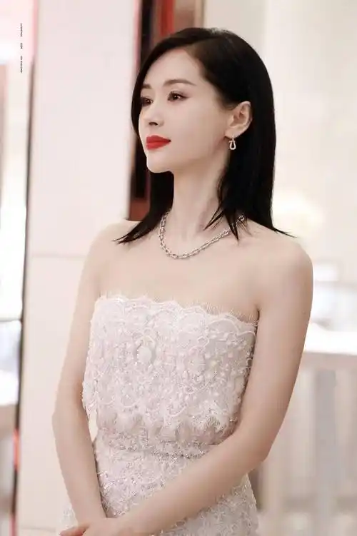 王子文,人间尤物的颜值与性感身材让人惊叹不已!