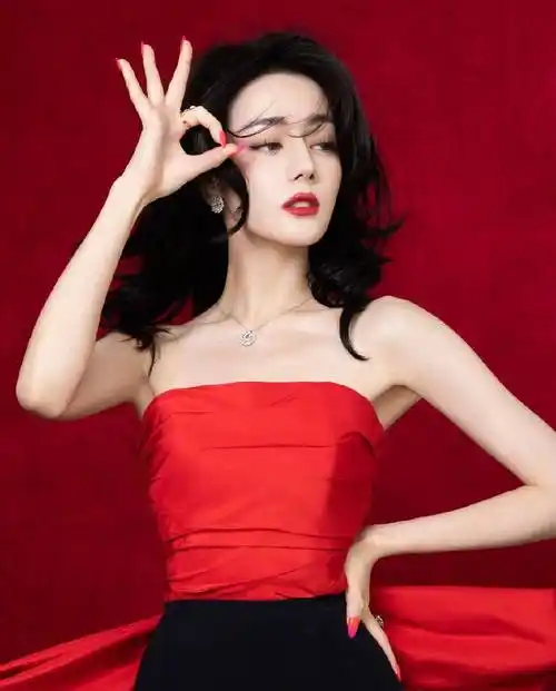 迪丽热巴身穿红色长裙秀出精致的锁骨,她手臂白皙纤细,红唇美艳迷人