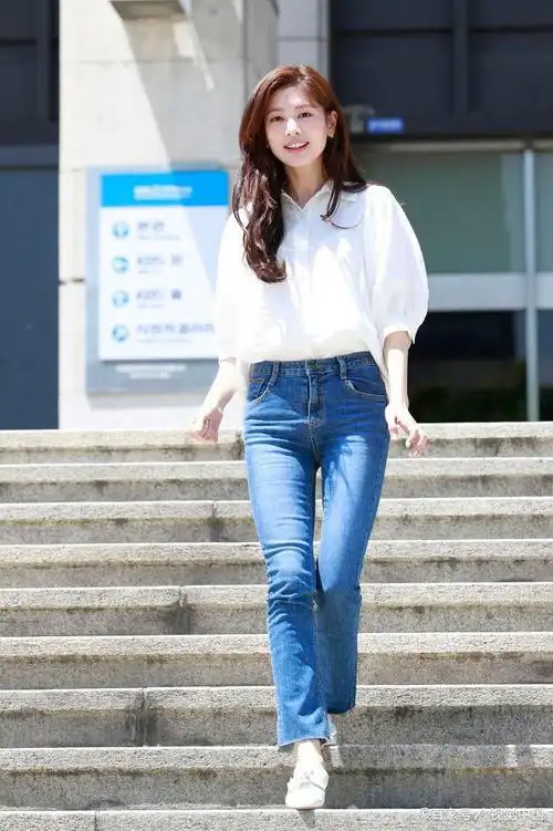 韩国女星郑素敏现身,穿白色泡泡袖衬衣牛仔裤,清纯可爱