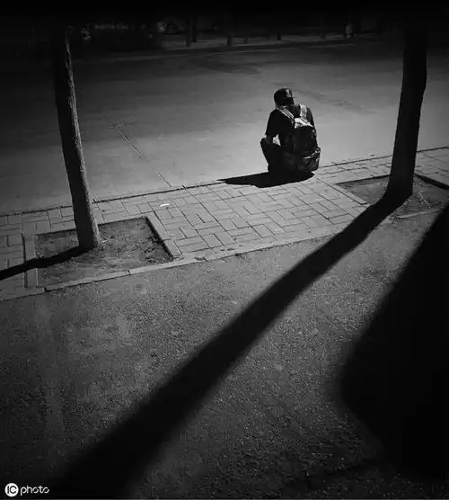 几度梦进我佛门,落寞一盏无心灯.孤独叫嚣夜已深,无人问我粥可温.