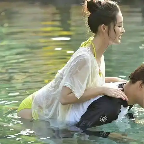 李沁综艺泳装惊艳亮相,网友:这是泳装秀还是休闲趴?