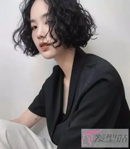短发烫小卷好看吗蓬松显发量不老气