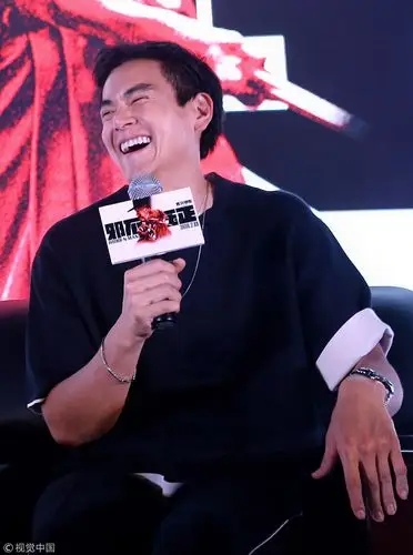 酒窝女神许晴昆明宣传受访很率性 彭于晏变身表情包吐舌卖萌撩妹力max