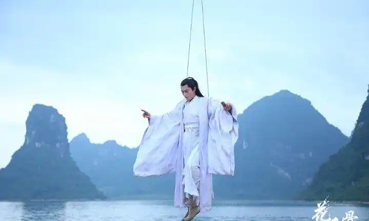 6位吊威亚的明星,刘亦菲仙气,毛晓彤美艳,杨紫让人看着都心惊