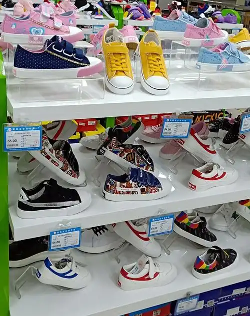 沂源成和商厦开业六周年庆 ,三楼男鞋童鞋区新品活动商品展示