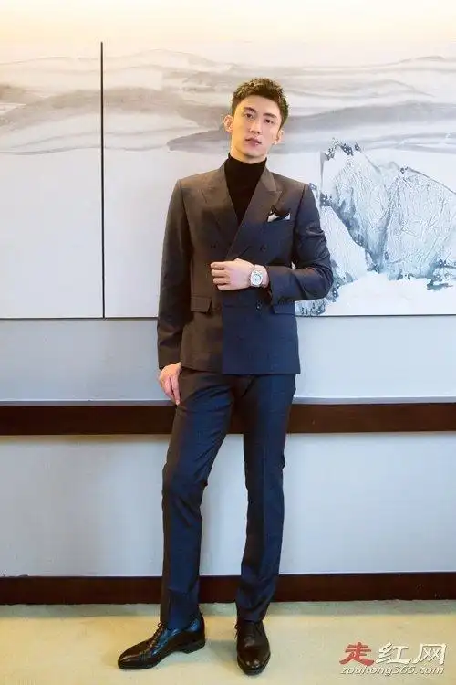 黄景瑜也身着骑士装亮相浪琴马术比赛活动现场