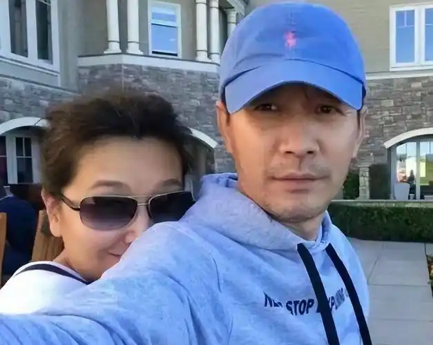 江珊二婚老公原来是我们熟悉的他!53岁穿西装绅士儒雅男人味爆棚