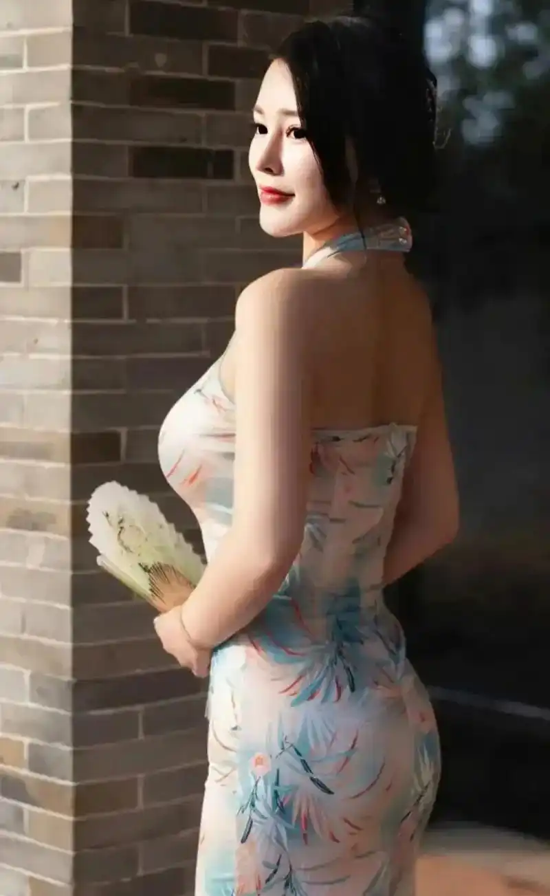 微胖身材的女人身穿旗袍彰尽显妩媚动人