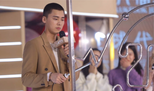 (玄反影/图文 科明/视频)11月30日下午,李易峰已一身西装寸头帅气亮相