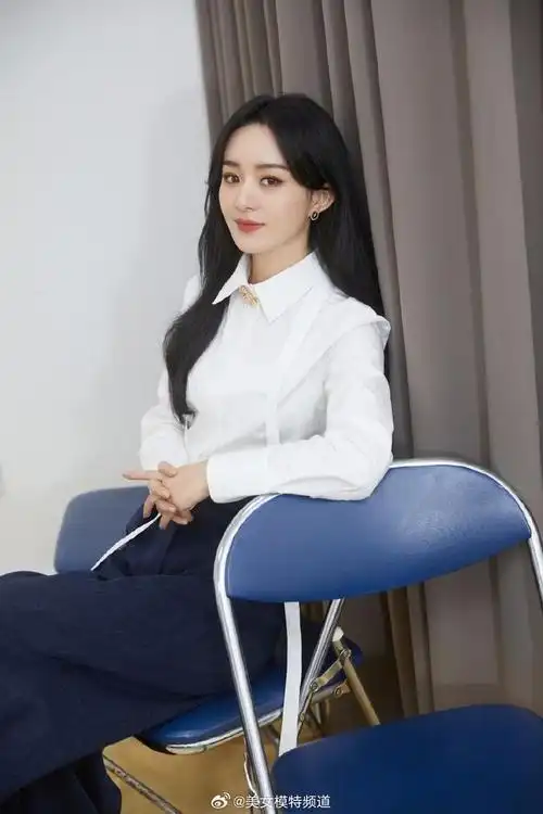 赵丽颖白衬衫阔腿裤造型清爽干练 哽咽诵读致敬张桂梅