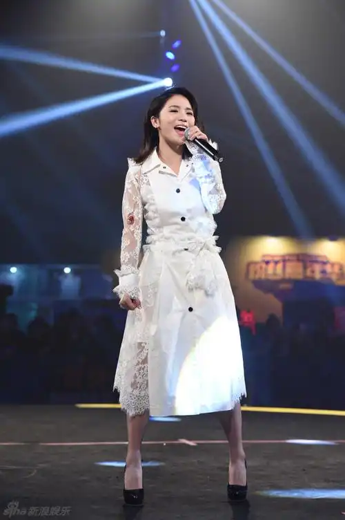 【黄英二胎大肚孕照曝光】近日,在黄英爆出怀有二胎的喜讯后,再次曝光